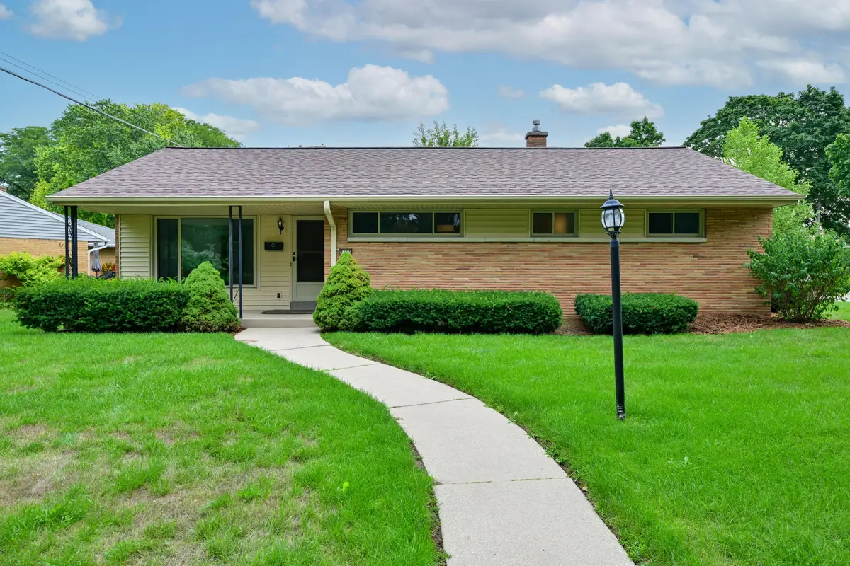 8143 W Raymond Ln, West Allis, WI 53219 - #1