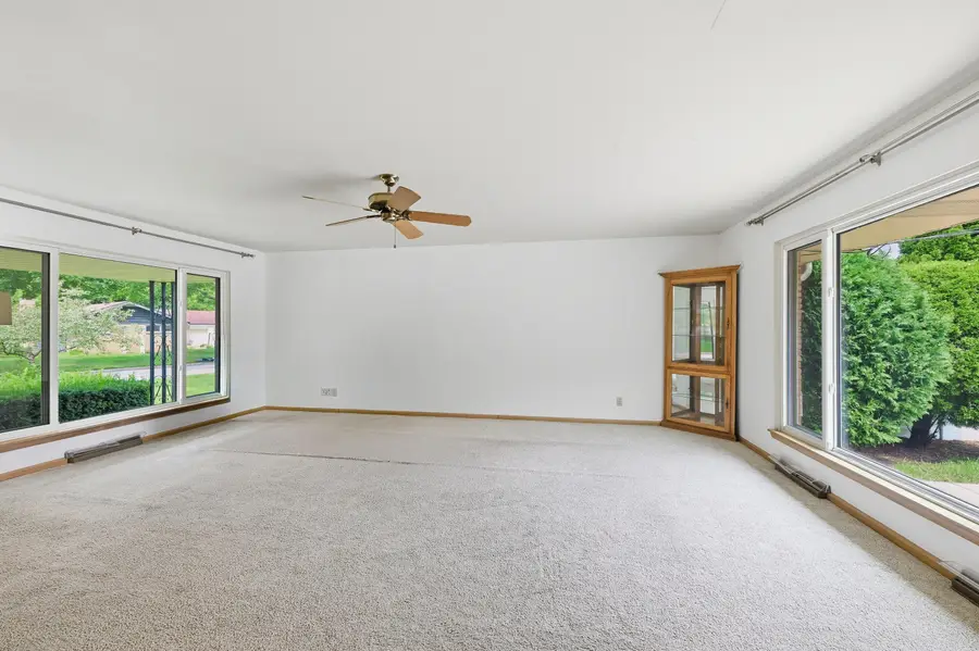 8143 W Raymond Ln, West Allis, WI 53219 - #3