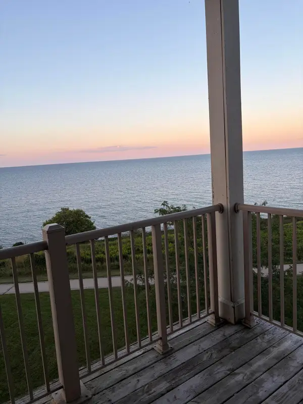 4110 S Lake Dr, Saint Francis, WI 53235