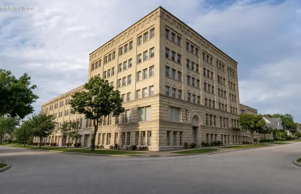 904 E Pearson St, Milwaukee, WI 53202