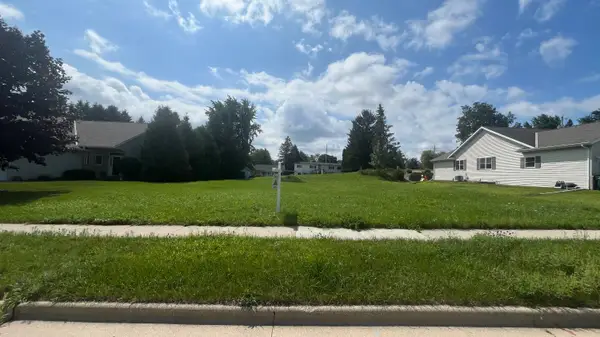 2013 Daisy Dr, West Bend, WI 53090