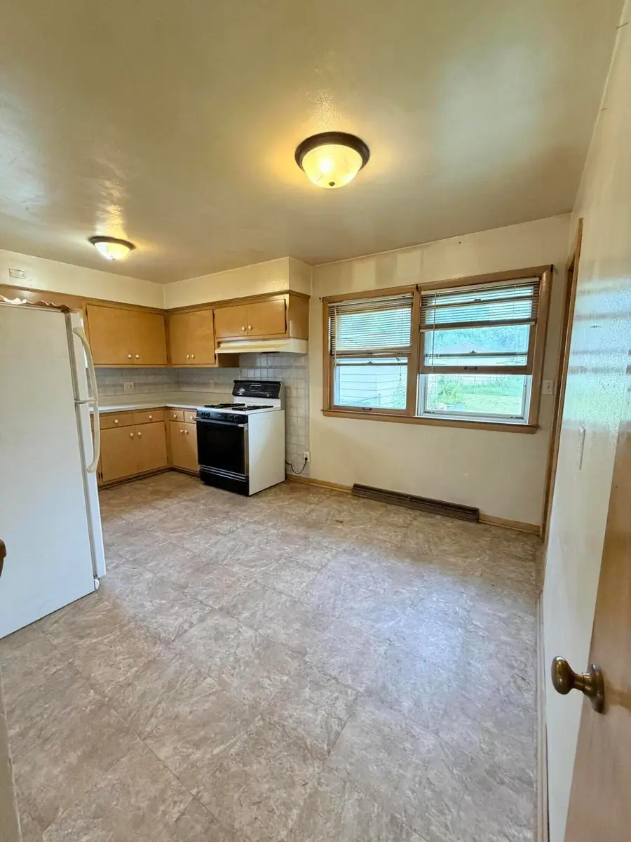8261 W Daphne St, Milwaukee, WI 53223 - #2