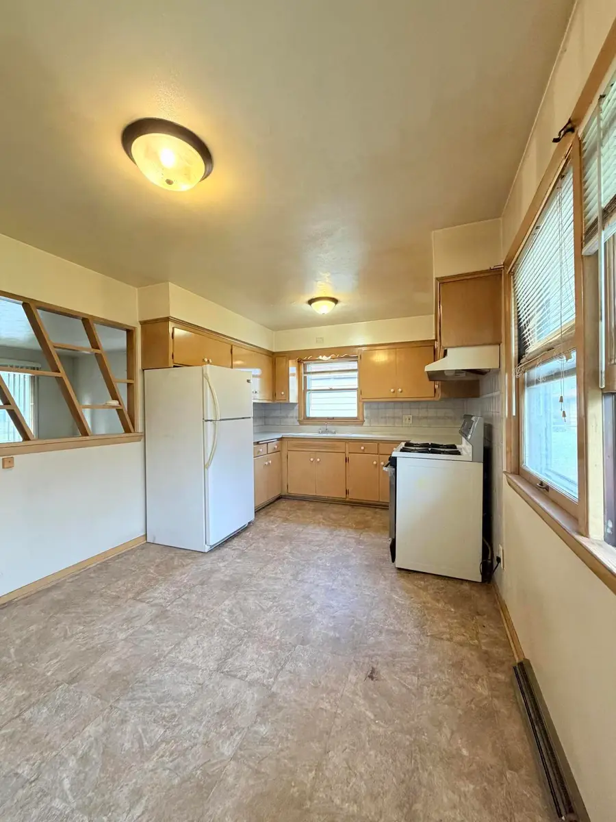8261 W Daphne St, Milwaukee, WI 53223 - #3