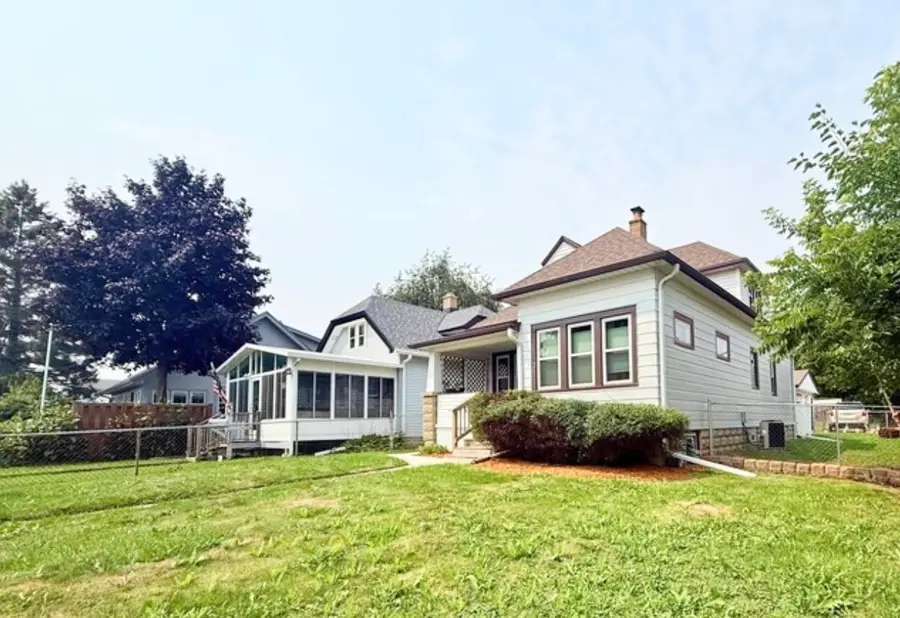 1212 Menomonee Ave, South Milwaukee, WI 53172 - #3