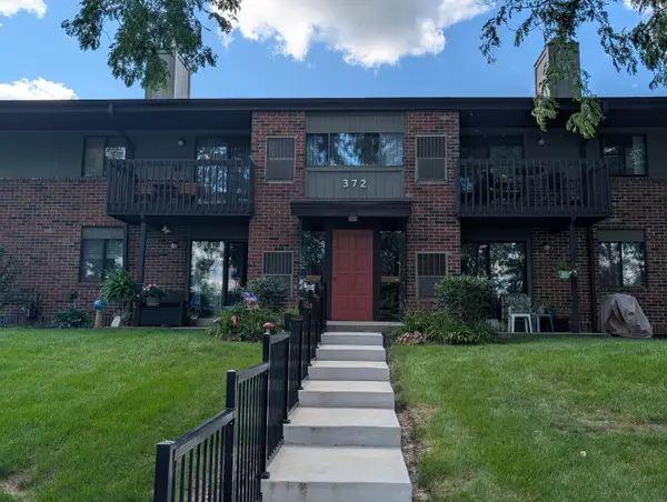 372 Park Hill Dr, Pewaukee, WI 53072