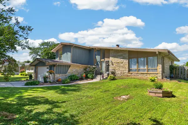 8755 N Pelham Pkwy, Bayside, WI 53217