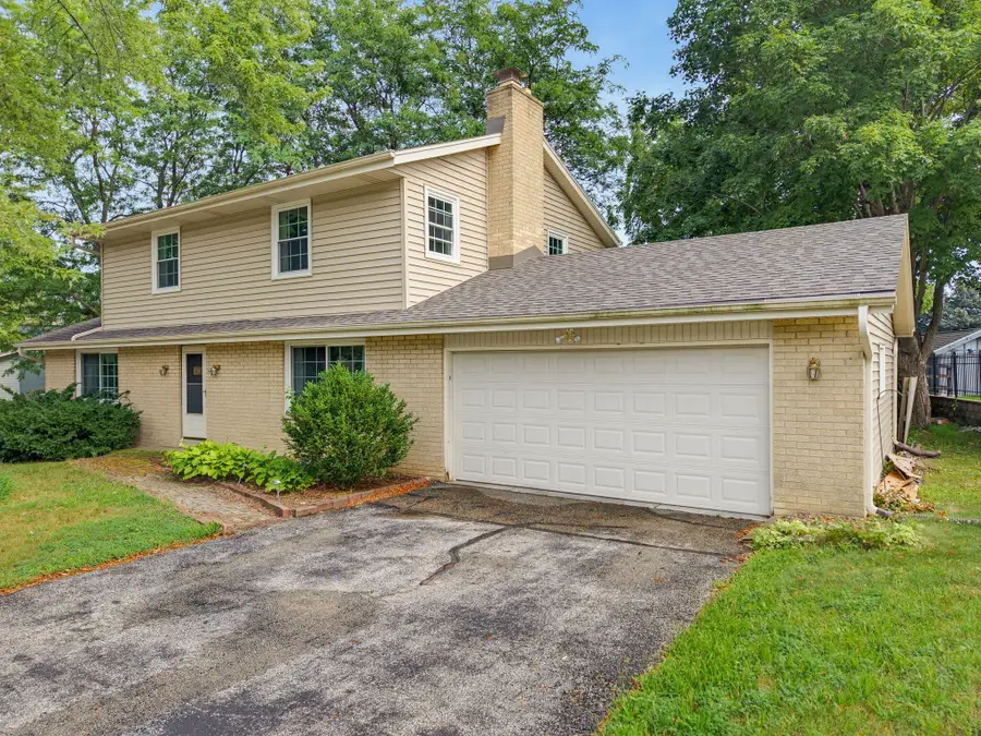 2721 Minot Ln, Waukesha, WI 53188 - #2