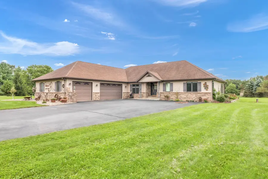 W5355 Gladhurst Ln, Elkhorn, WI 53121 - #3