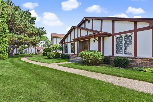 5297 Somerset Ln S, Greenfield, WI 53221