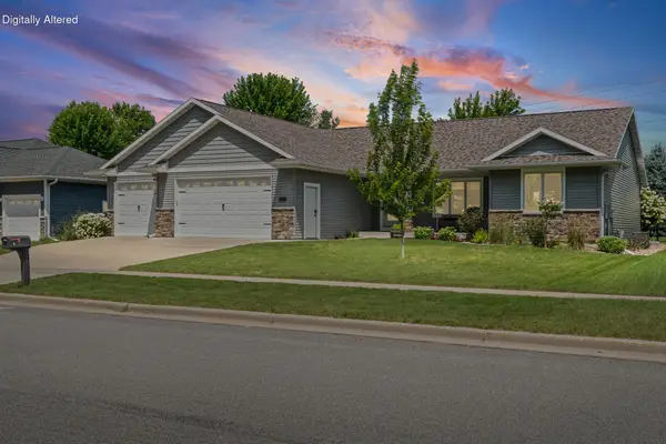 929 Rolling Oaks Dr, Onalaska, WI 54650