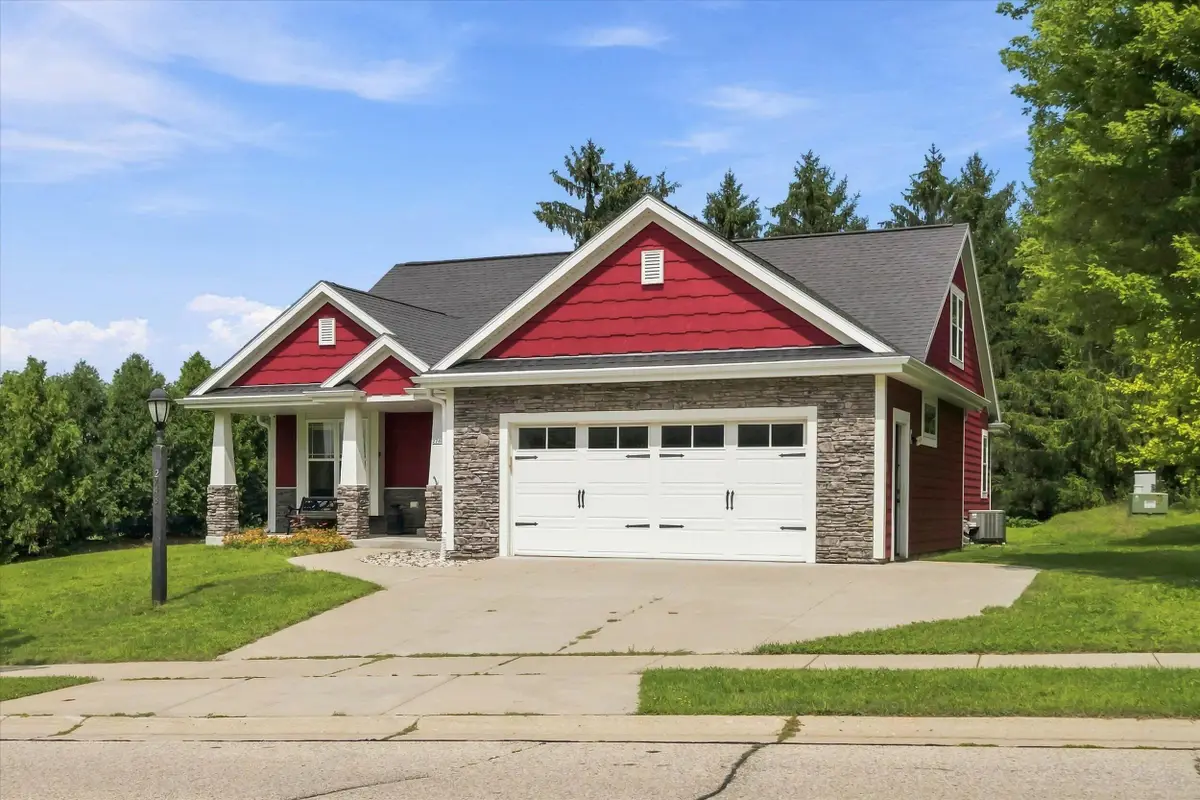 2748 Gateway Ave, Hartford, WI 53027 - #1