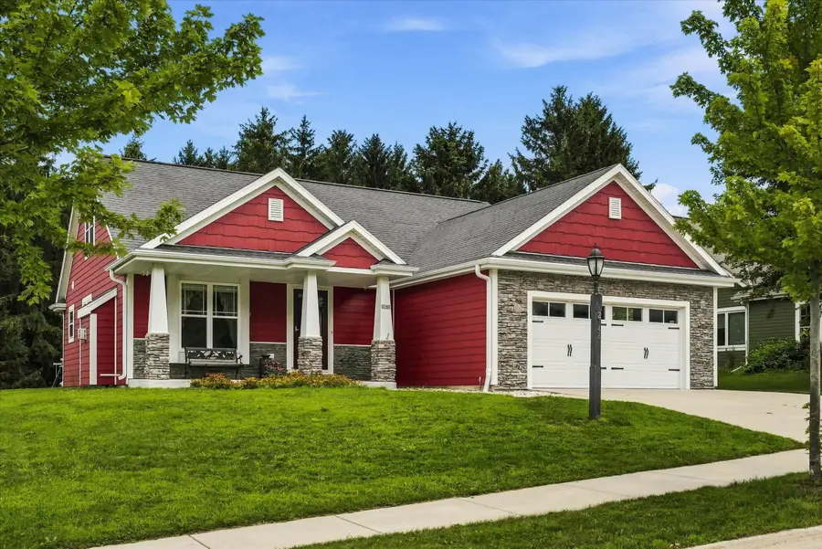 2748 Gateway Ave, Hartford, WI 53027 - #2