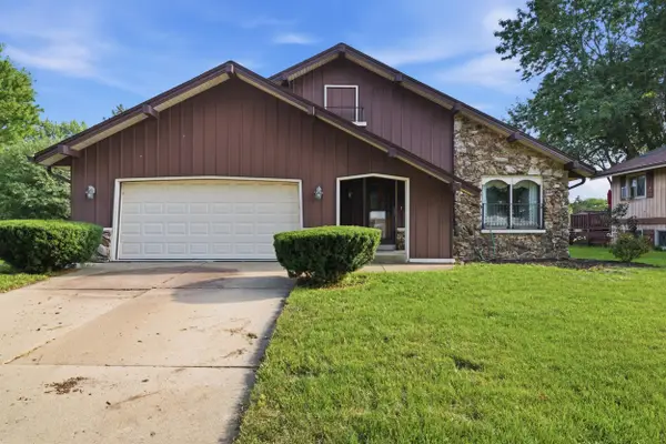 325 E Parkway Estates Dr, Oak Creek, WI 53154