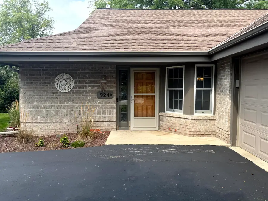 1924 Springbrook Dr N, Waukesha, WI 53186 - #3