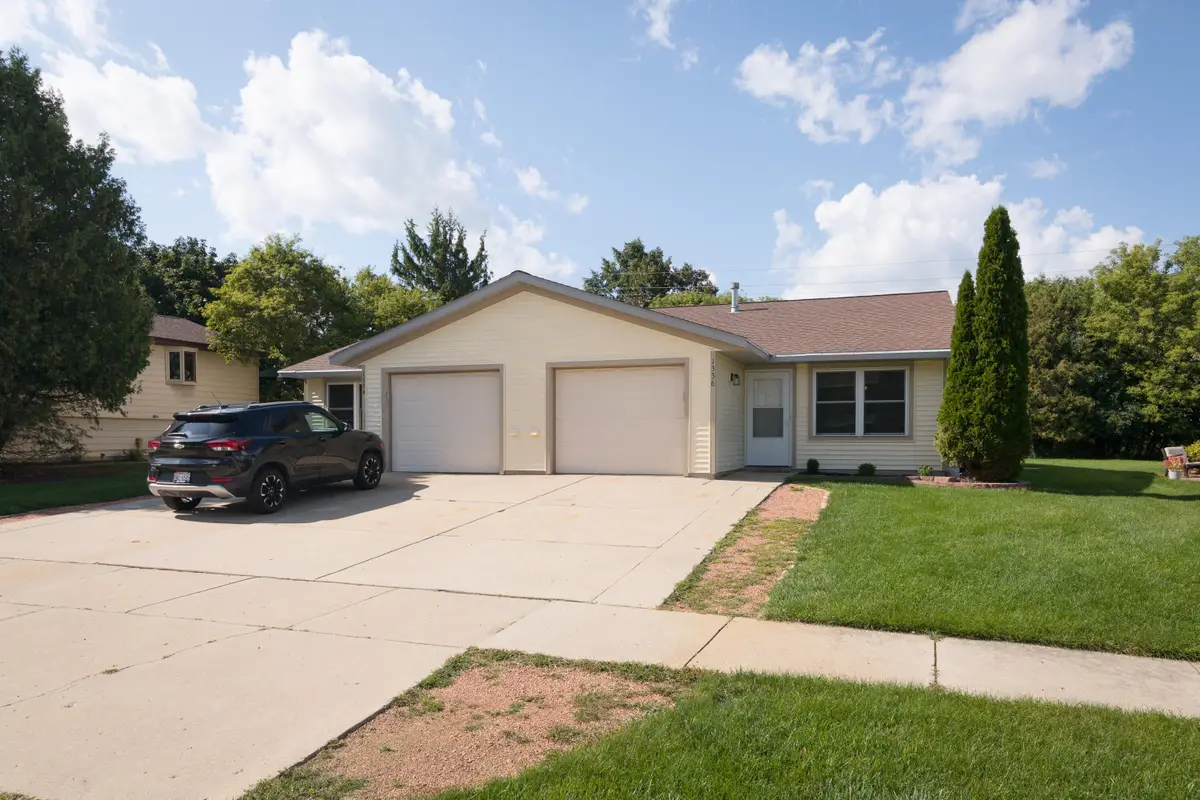 1334 Honeysuckle Rd, Hartford, WI 53027 - #1