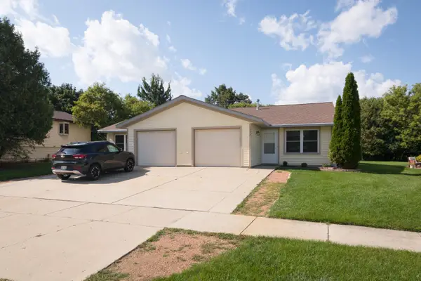 1334 Honeysuckle Rd, Hartford, WI 53027