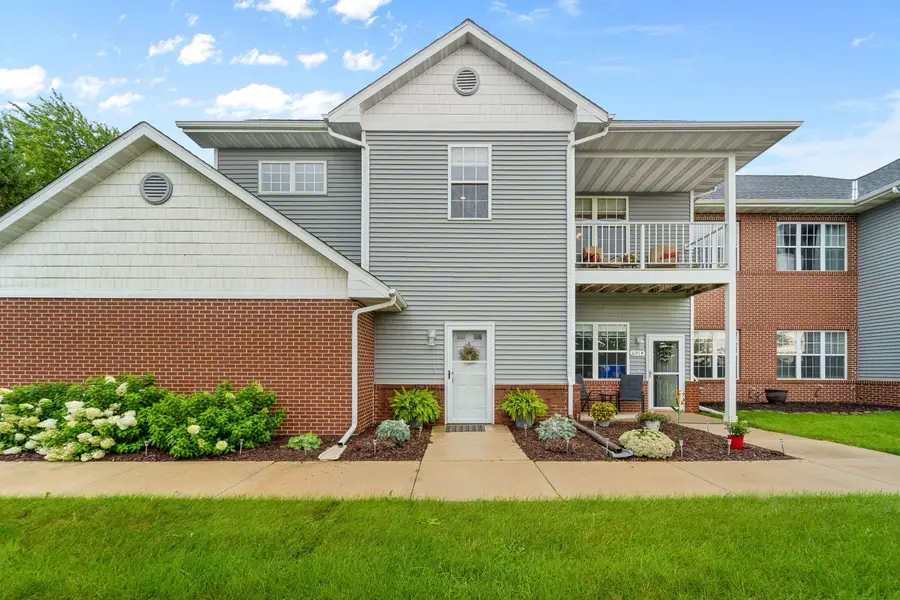691 W Dekora St, Saukville, WI 53080 - #2