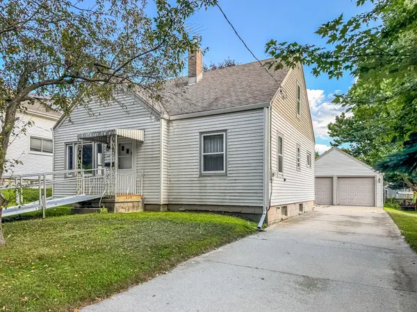 1109 Flambeau St, Manitowoc, WI 54220