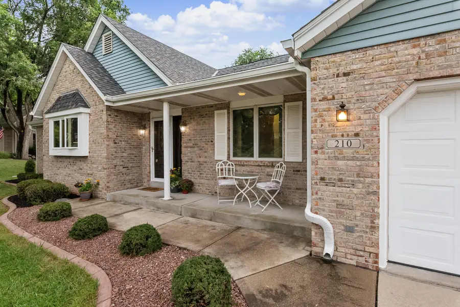 210 Riveredge Ct, Thiensville, WI 53092 - #2