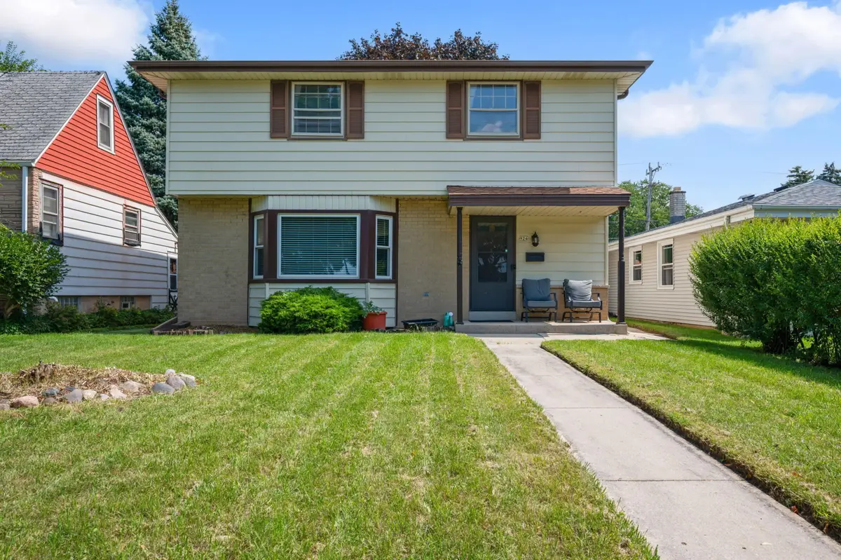 924 S 116th St, West Allis, WI 53214 - #1