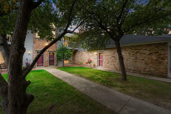 180 W Oak Leaf Dr, Oak Creek, WI 53154