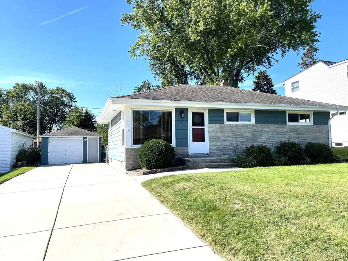 707 Lakeview Ave, South Milwaukee, WI 53172 - #1
