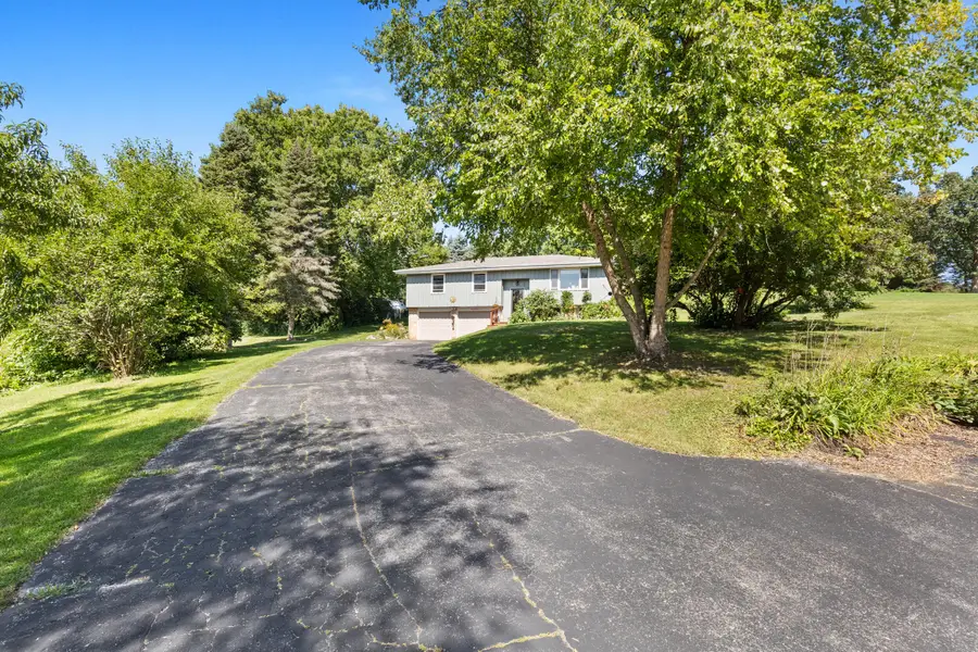 W293S3017 Ancestral Dr, Genesee, WI 53188 - #2