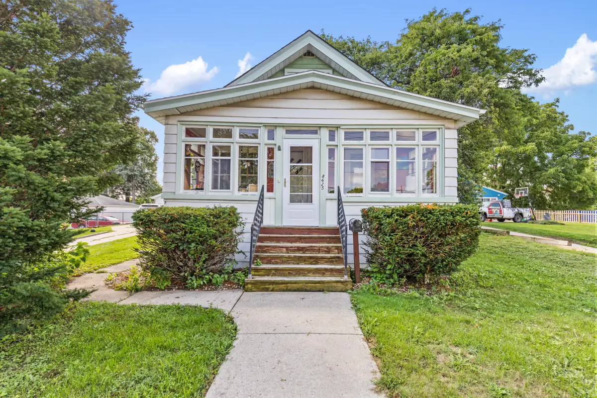 8625 W Lapham St, West Allis, WI 53214 - #1