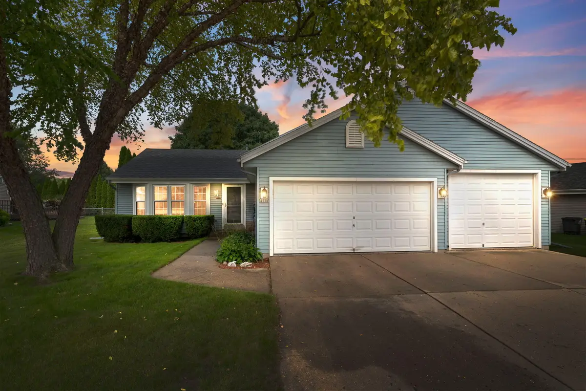 2114 Somerset Ct, Waukesha, WI 53186 - #1