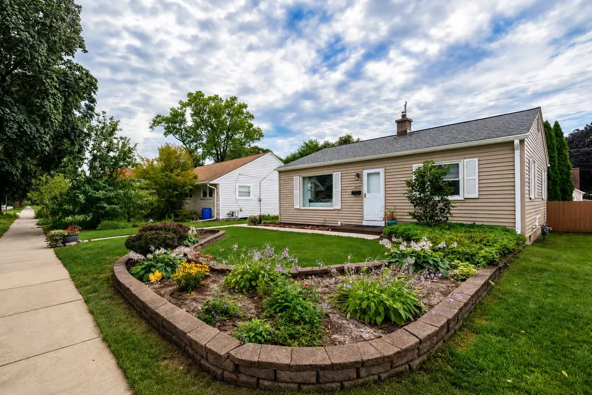 4917 N Mohawk Ave, Glendale, WI 53217 - #1
