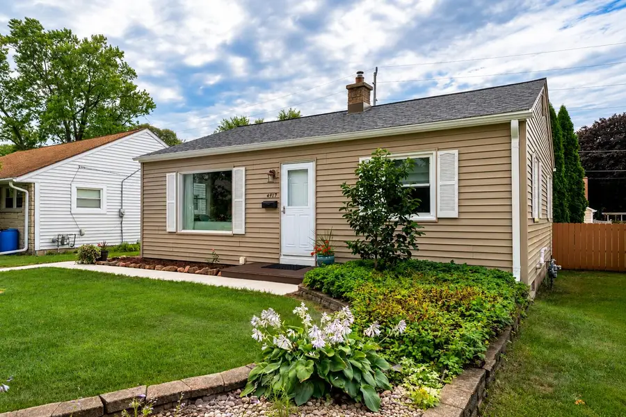 4917 N Mohawk Ave, Glendale, WI 53217 - #2