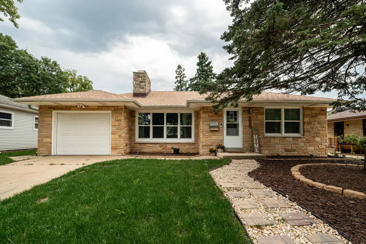 10321 W Manitoba St, West Allis, WI 53227 - #1