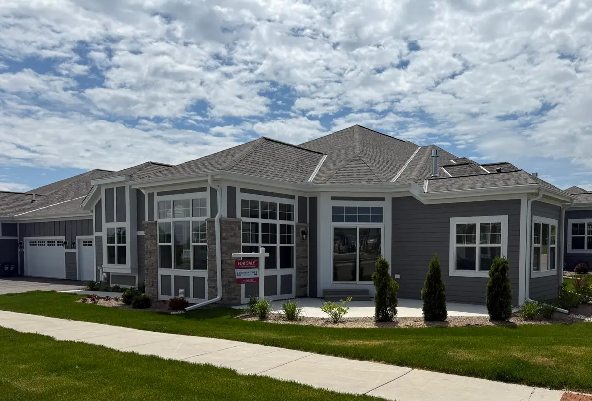 904 S Verona Cir, Grafton, WI 53024 - #1