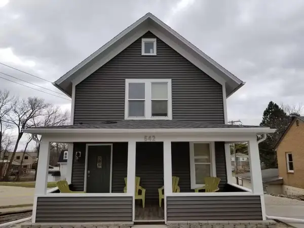 642 Summit Ave, Oconomowoc, WI 53066