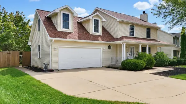 10348 S Robin Ln, Oak Creek, WI 53154