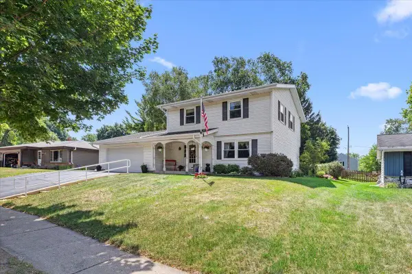 1713 Howlett Ln, Waukesha, WI 53186