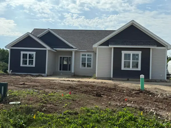 9744 N Migratory Ct, Mequon, WI 53092