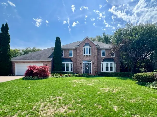 12231 W White Oak Dr, Greenfield, WI 53228