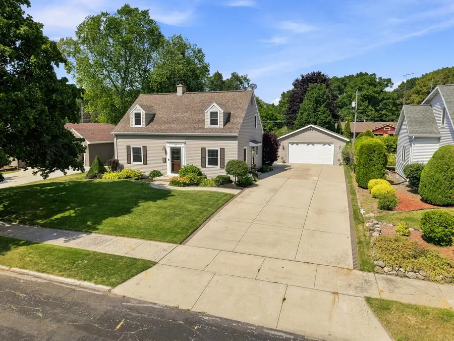 2214 Fairmont St, Manitowoc, WI 54220 - #3