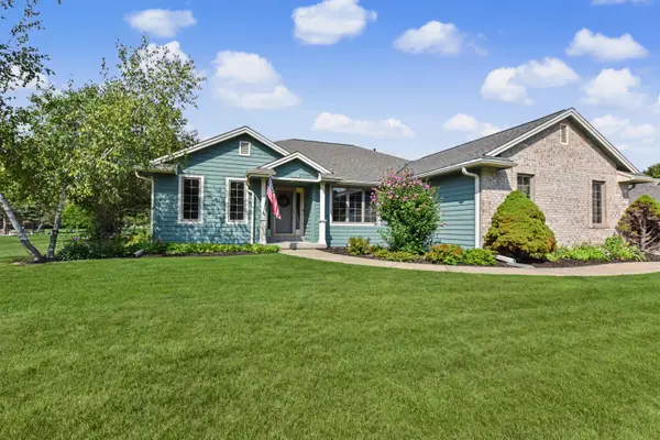 1508 Mackenzie Ln, Oconomowoc, WI 53066