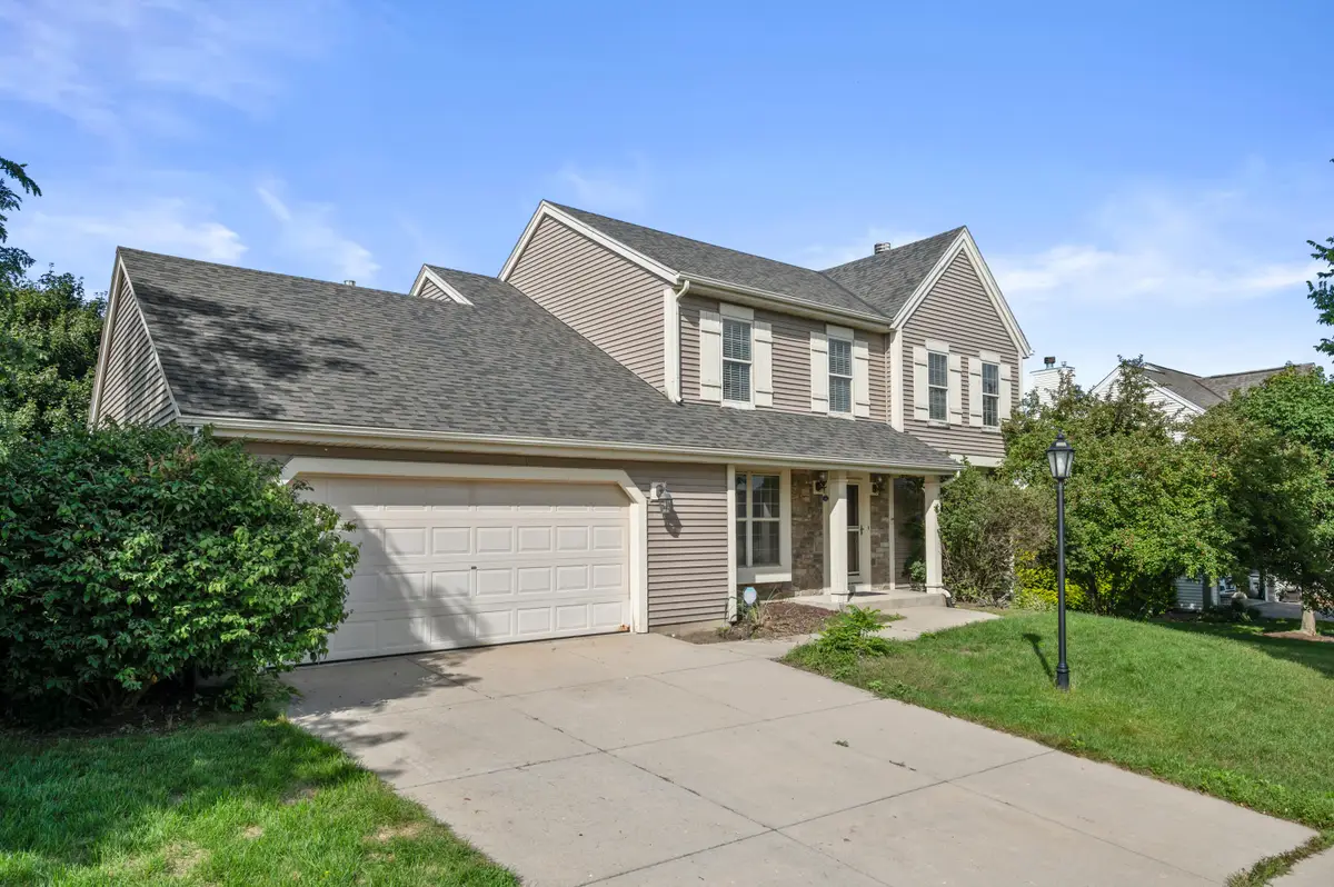 922 River Hill Dr, Waukesha, WI 53189 - #1