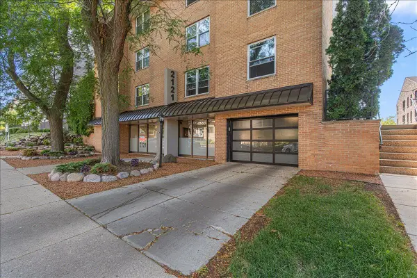 2121 N Cambridge Ave, Milwaukee, WI 53202