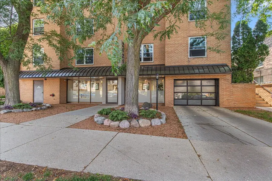 2121 N Cambridge Ave, Milwaukee, WI 53202 - #2