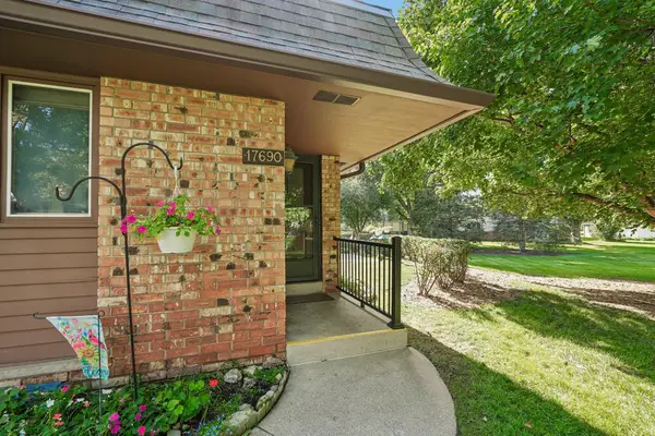 17690 Nassau Dr, Brookfield, WI 53045