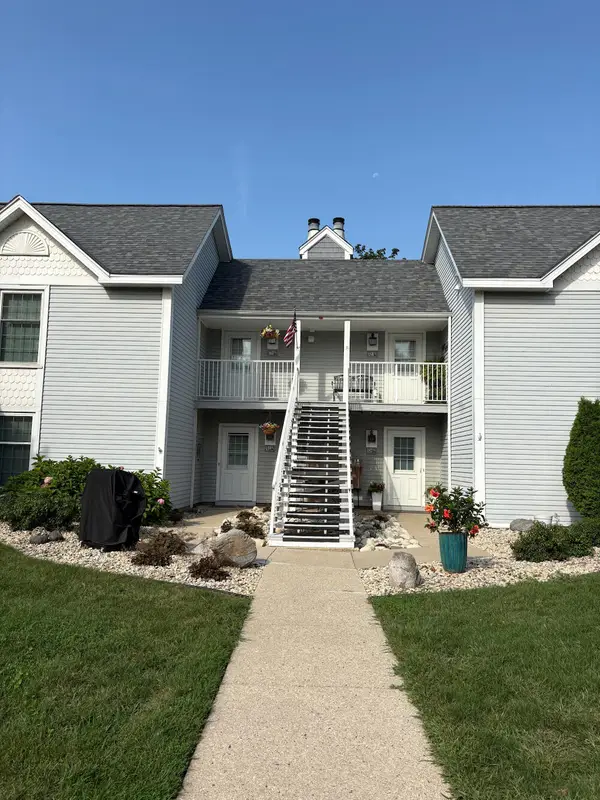 300 Foxwood Dr, Waterford, WI 53185