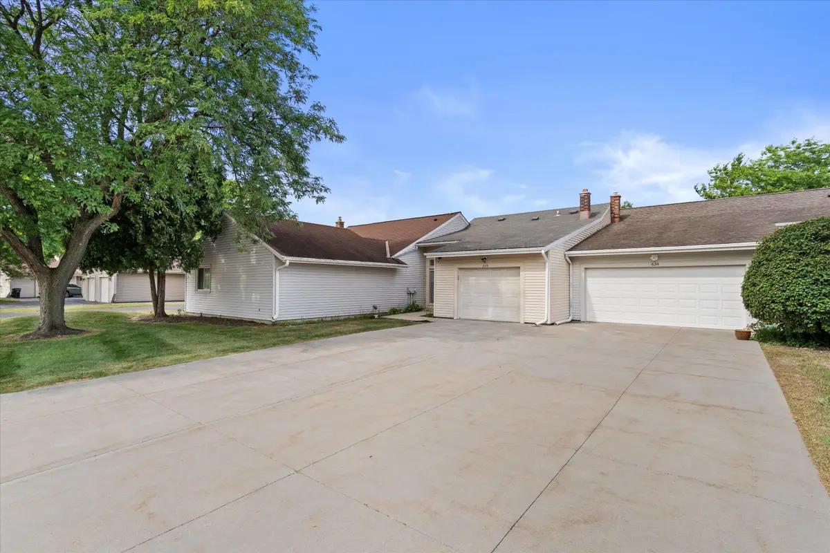 626 Westridge Dr, West Bend, WI 53095 - #1