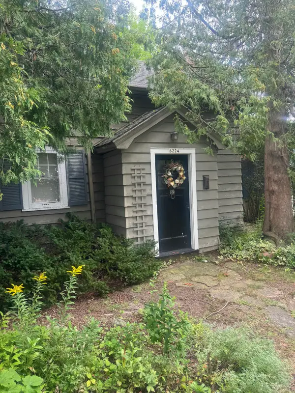 6224 N Lydell Ave, Whitefish Bay, WI 53217