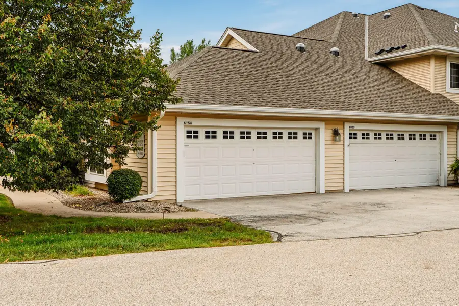 W398 N6054 Autumn Woods Dr, Oconomowoc, WI 53066 - #2