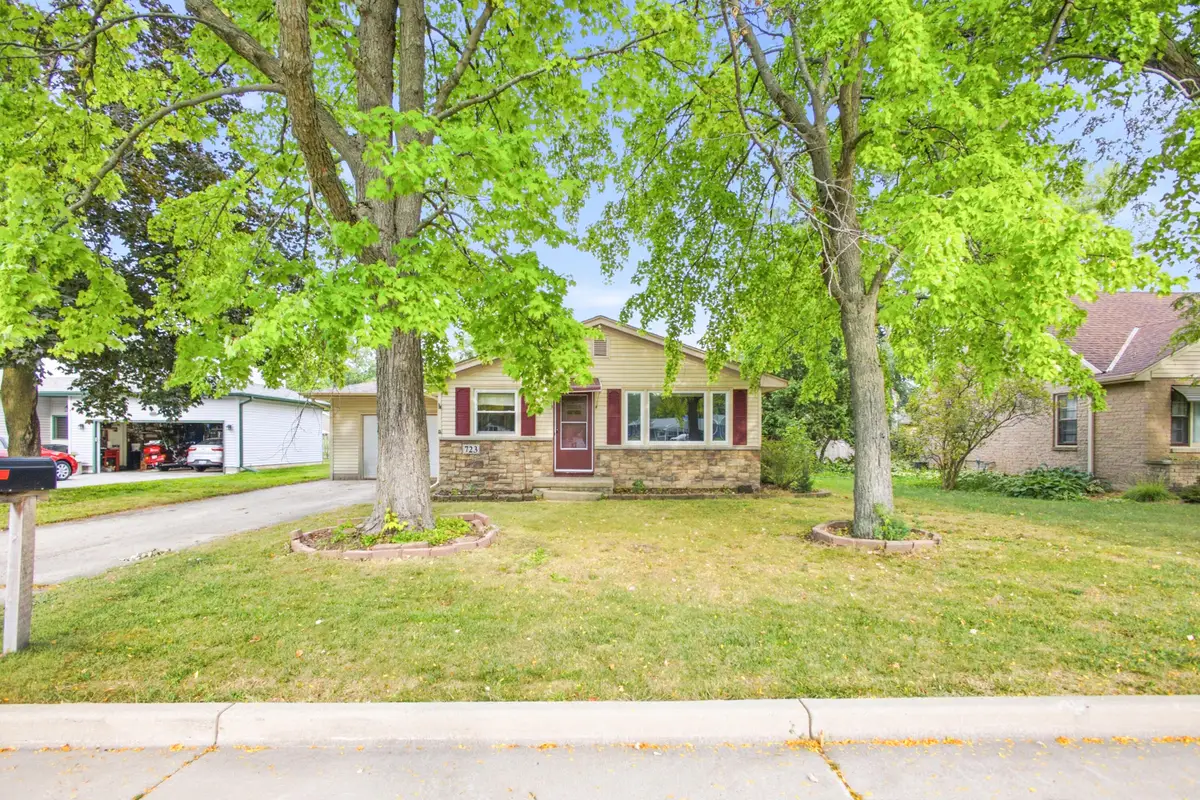 723 Roosevelt Ave, Oconomowoc, WI 53066 - #1