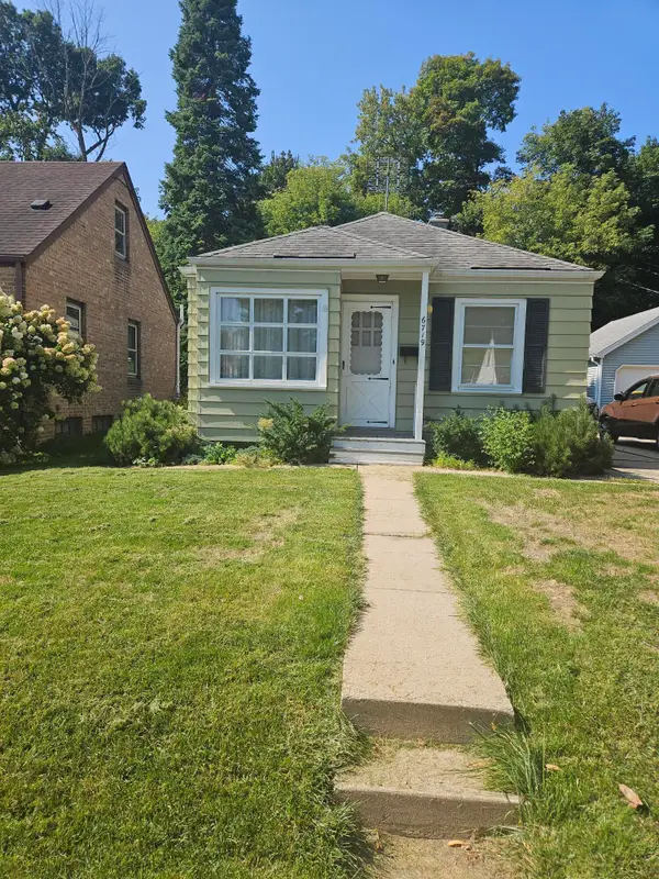 6719 Hillside Ln, Wauwatosa, WI 53213